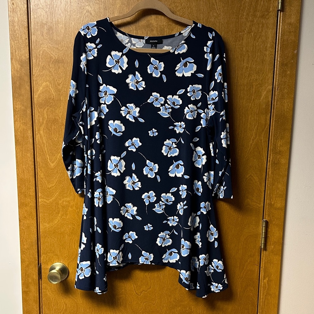 ALFANI. Navy and White Floral Women's Top with 3/4 sleeves.